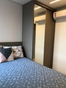 1 dormitorio con 1 cama con edredón azul en Sky Concept, en Maceió