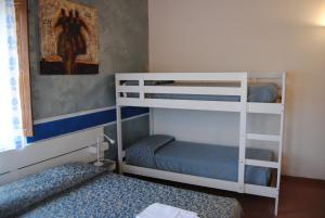 GuardialfieraにあるHotel Ristorante Solelagoのベッドルーム1室(二段ベッド2組、ベッド1台付)