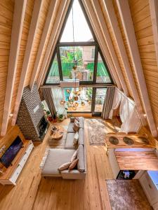 uma vista superior de uma sala de estar com uma grande janela em Cute Life Bungalow em Sapanca