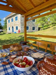 una mesa con un bol de fruta encima en Etno kuća Krvavac, en Pljevlja