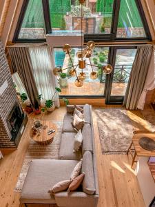 Cute Life Bungalow في صبنجة: غرفة معيشة مع أريكة ونافذة كبيرة