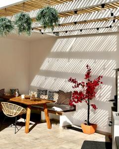 カラパテイラにあるNōhō houseの木製テーブルと木が並ぶダイニングルーム