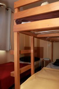 a bunk bed in a room with a bunk bedutenewayangering at Escapades ensoleillées Climatisation Télévision in Sigean