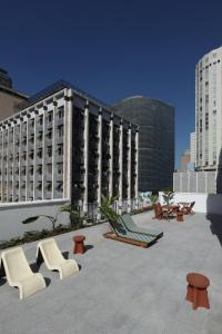a group of chairs and tables on top of a building at Tabas - Edifício Arinda - São Paulo in Sao Paulo