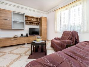 - une chambre avec un lit, une télévision et une chaise dans l'établissement Detached house with private pool, 6 bedrooms, near Li njan, à Šišan
