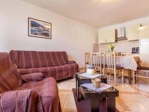- un salon avec un canapé et une table dans l'établissement Detached house with private pool, 6 bedrooms, near Li njan, à Šišan