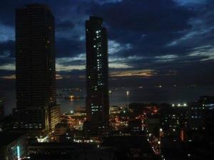 un perfil urbano por la noche con un edificio alto en Condo in Ermita Manila, Near US Embassy, Mall and Parks with Excellent View, en Manila