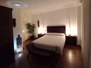 ein Schlafzimmer mit einem großen Bett und zwei Nachttischen in der Unterkunft Casa Rural en Naval, Torre San Rafael in Naval