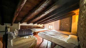 a room with two beds and a couch at La Fonda de Xiva in Chiva de Morella