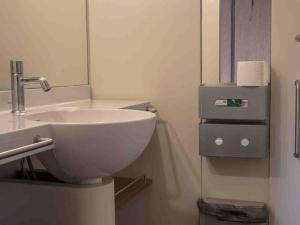 ein Badezimmer mit einem weißen Waschbecken und einem Spiegel in der Unterkunft Safari Tent in Begur near Costa Brava Beach in Fornells