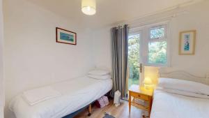 Postel nebo postele na pokoji v ubytování 87 Strawberry Hill, Tolroy Manor