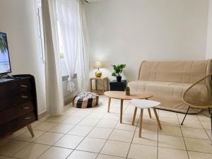 uma sala de estar com um sofá e uma mesa em L Ecrin L4 3 min centre balcon em Annecy