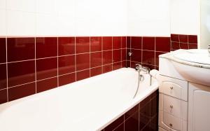 une salle de bain avec une baignoire et un lavabo dans l'établissement L Ecrin L4 3 min centre balcon, à Annecy 19 autres photos