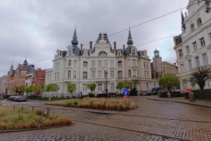 un grande edificio bianco su una strada cittadina di Cozy Antwerp - Sunny Zurenborg ad Anversa