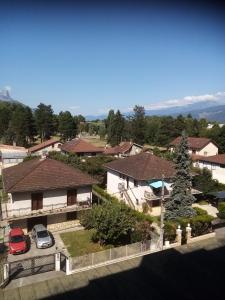 uma vista aérea de uma casa com carros estacionados numa entrada em Kilian Campus UGA em La Tronche