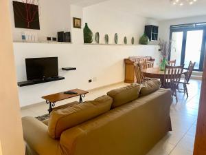 uma sala de estar com um sofá e uma mesa em AurEdo Apartment em Muro Leccese