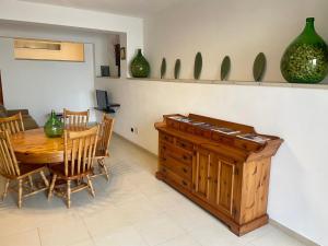uma sala de jantar com uma mesa de madeira e cadeiras em AurEdo Apartment em Muro Leccese