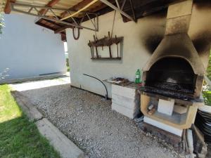 un horno de pizza al aire libre en un patio trasero con en Mrežnica - Zelena oaza en Generalski Stol