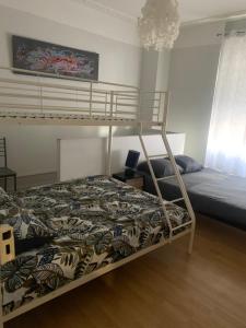 ein Schlafzimmer mit einem Etagenbett mit einer Bettdecke in der Unterkunft LE BRETZEL in Colmar