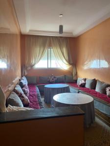 uma sala de estar com um sofá e uma mesa em Appartement agadir em Agadir