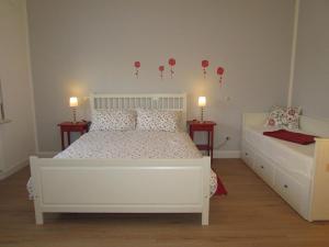 1 dormitorio con 1 cama blanca con globos rojos en la pared en B&B Nadine en Forlì