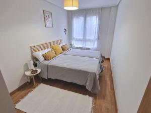 a bedroom with a large bed and a window at Piso Al Norte in Treto