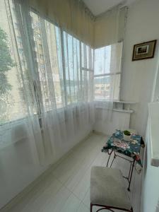 Camera bianca con tavolo e finestra di Apartament Orșova Faleză a Orşova Altre 10 foto