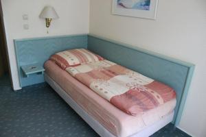 Ein Bett oder Betten in einem Zimmer der Unterkunft Hotel Grüner Baum