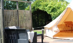 namiot i krzesła na patio w obiekcie Haramara Tipi w mieście Vester-Skerninge