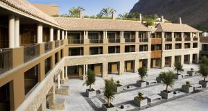 an aerial view of the courtyard of a building at Hotel Playa Calera in Valle Gran Rey