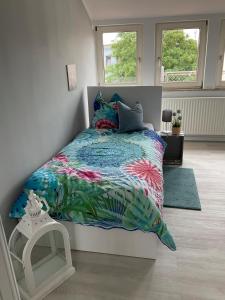een slaapkamer met een bed met een kleurrijke sprei bij Seeadler in Bremerhaven