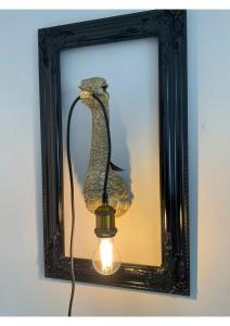 una lámpara con un pájaro delante de un espejo en Seeadler, en Bremerhaven