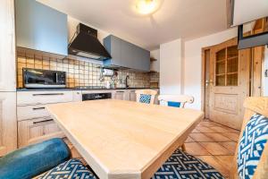 kuchnia z drewnianym stołem w kuchni w obiekcie Appartamento Soroglina w mieście Andraz