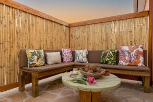 un soggiorno con divano e tavolo di Kanela Cottages ad Alikanás