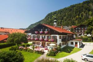 a hotel in the middle of a mountain at Landhaus Lengg in Reit im Winkl