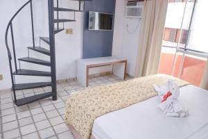 une chambre avec un lit et un escalier en colimaçon dans l'établissement Lagoa Mar Inn - Estacionamento e duas crianças de até 10 anos Será Free, à Maceió