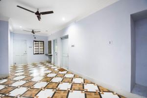 Camera vuota con pavimento piastrellato e soffitto. di Pradhan Palace a Cuttack