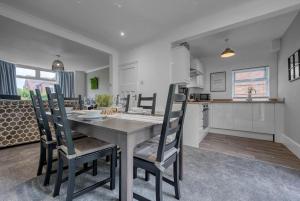 een keuken en eetkamer met een tafel en stoelen bij Stylish Home - Fast Wi-Fi-FREE Parking in Nottingham