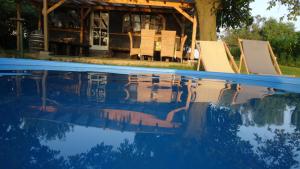 Bazén v ubytování Juhfark Apartman Varsádi Wineyard nebo v jeho okolí