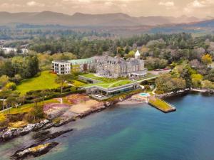 eine Luftansicht eines großen Gebäudes neben dem Wasser in der Unterkunft Parknasilla Resort & Spa in Sneem