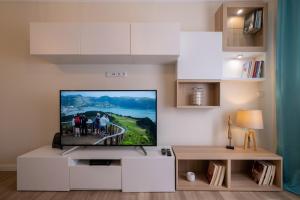 Televízia a/alebo spoločenská miestnosť v ubytovaní Btheguest Apartment