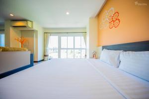 Postel nebo postele na pokoji v ubytování Phavina Hotel Rayong SHA Extra Plus