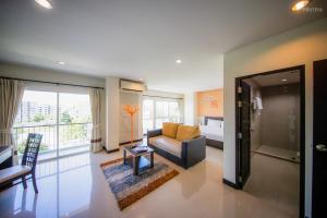 Posezení v ubytování Phavina Hotel Rayong SHA Extra Plus