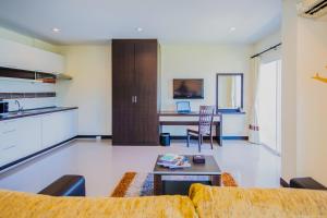 Kuchyň nebo kuchyňský kout v ubytování Phavina Hotel Rayong SHA Extra Plus