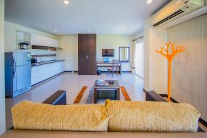 Kuchyň nebo kuchyňský kout v ubytování Phavina Hotel Rayong SHA Extra Plus