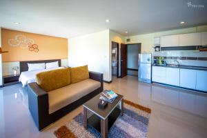 Kuchyň nebo kuchyňský kout v ubytování Phavina Hotel Rayong SHA Extra Plus