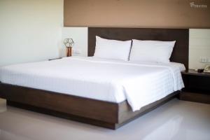 Postel nebo postele na pokoji v ubytování Phavina Hotel Rayong SHA Extra Plus
