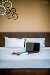 Postel nebo postele na pokoji v ubytování Phavina Hotel Rayong SHA Extra Plus