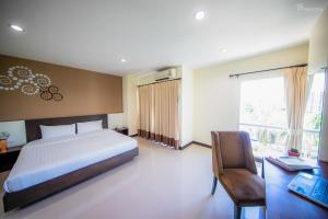 Postel nebo postele na pokoji v ubytování Phavina Hotel Rayong SHA Extra Plus