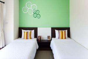 Postel nebo postele na pokoji v ubytování Phavina Hotel Rayong SHA Extra Plus